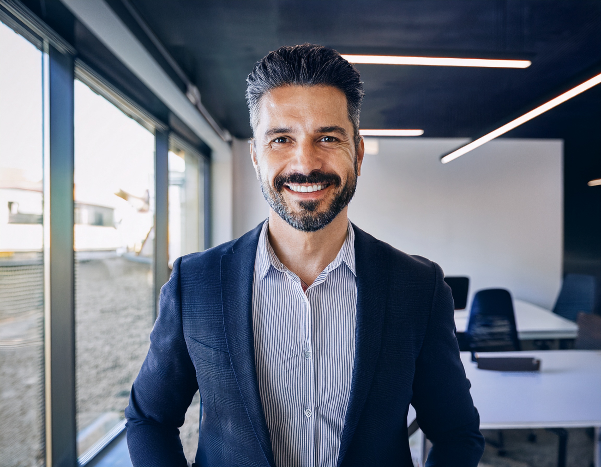 Mann in einem Anzug mit freundlichem Gesichtsausdruck