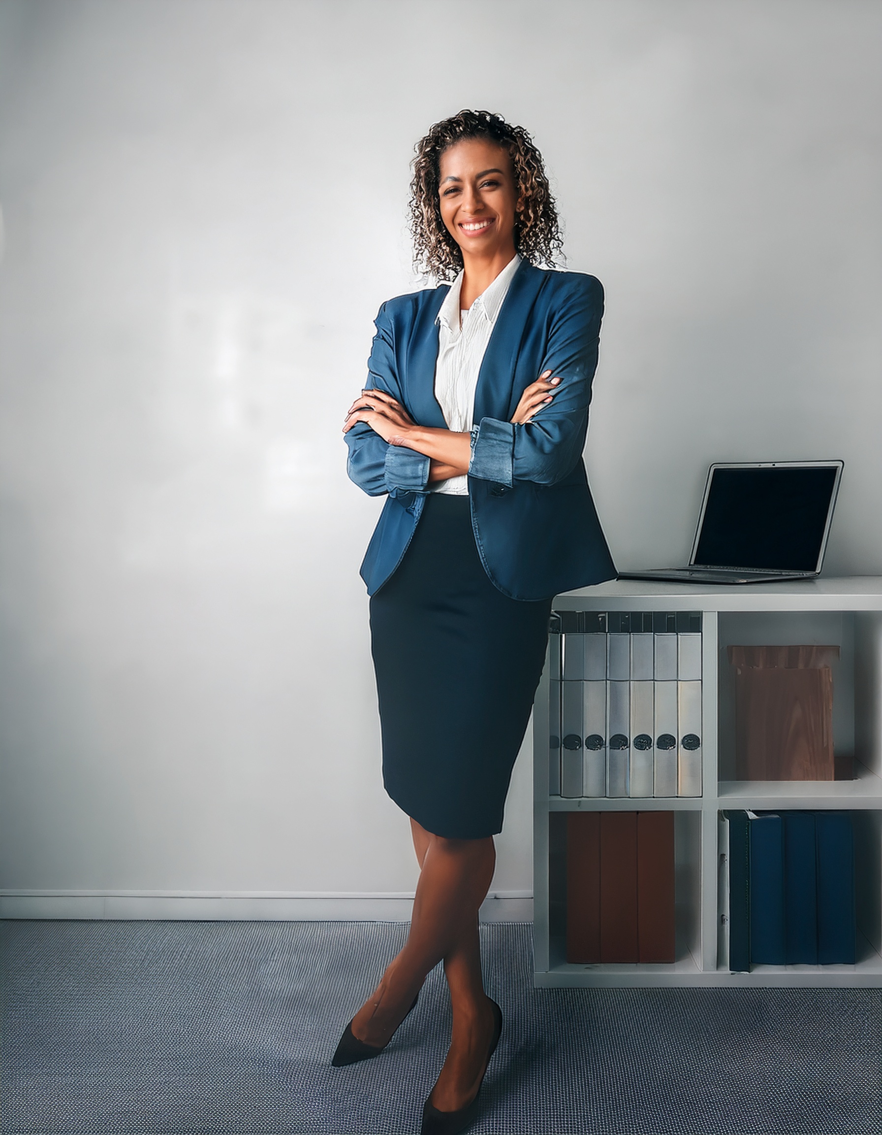 Frau in formeller Kleidung, lächelnd und mit professionellem Auftreten
